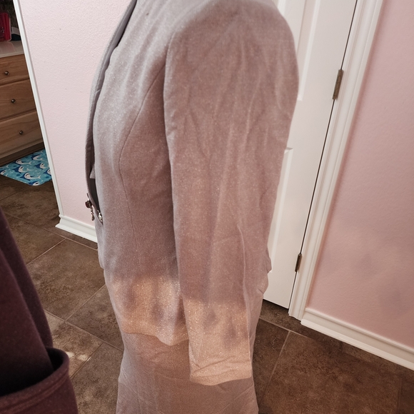 Chic Light Gray Skirt Suit with Brooch - Picture 4 of 9